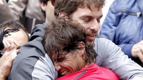 Gasol y Nadal, abrazados en Roland Garros 2012